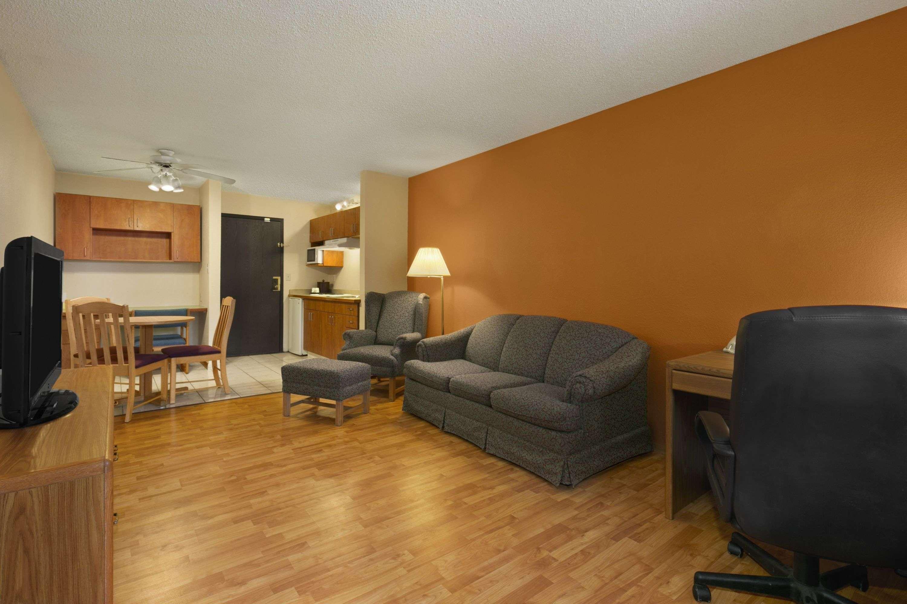 Days Inn & Suites By Wyndham Stevens Point Dış mekan fotoğraf