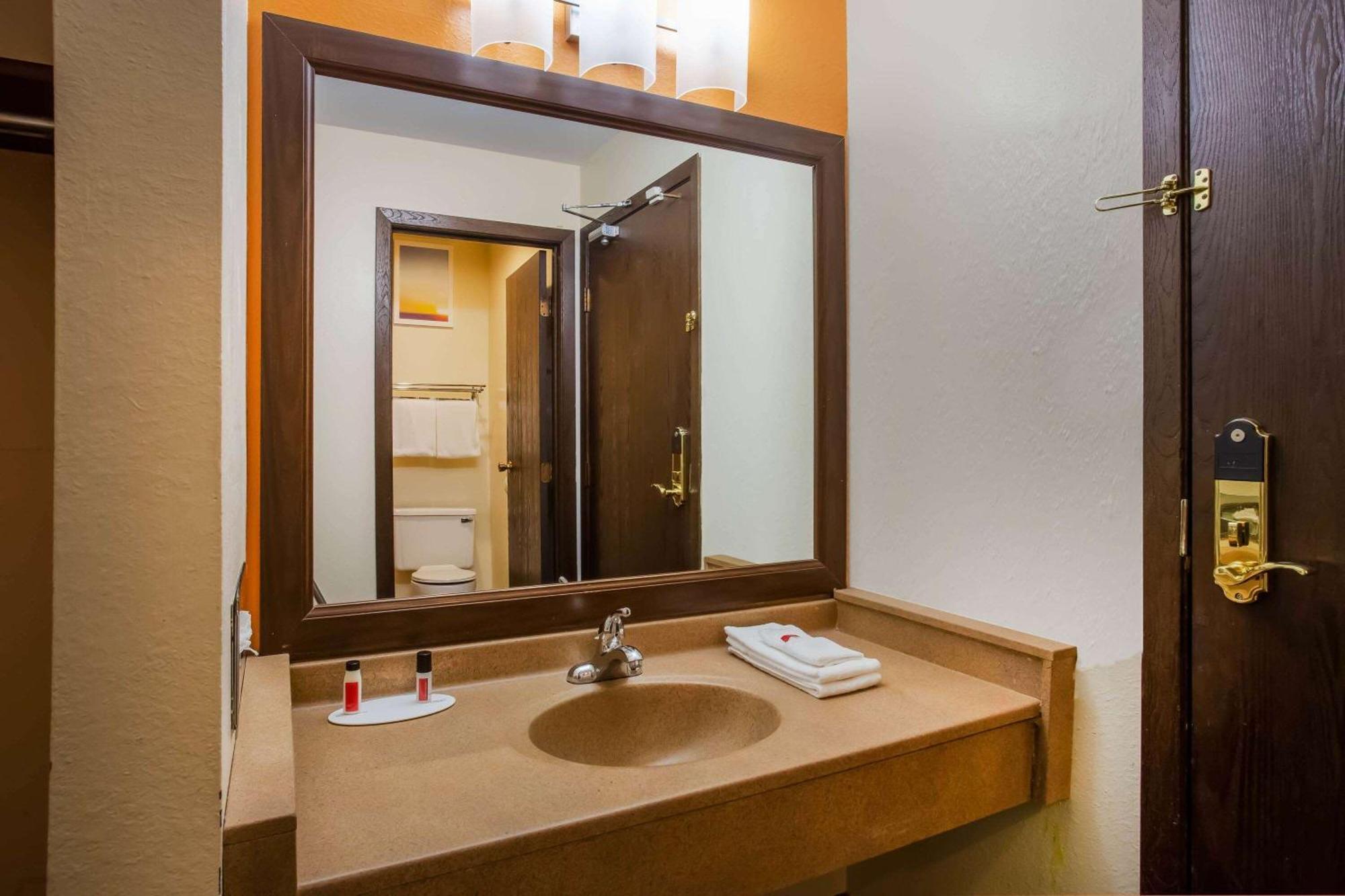 Days Inn & Suites By Wyndham Stevens Point Dış mekan fotoğraf