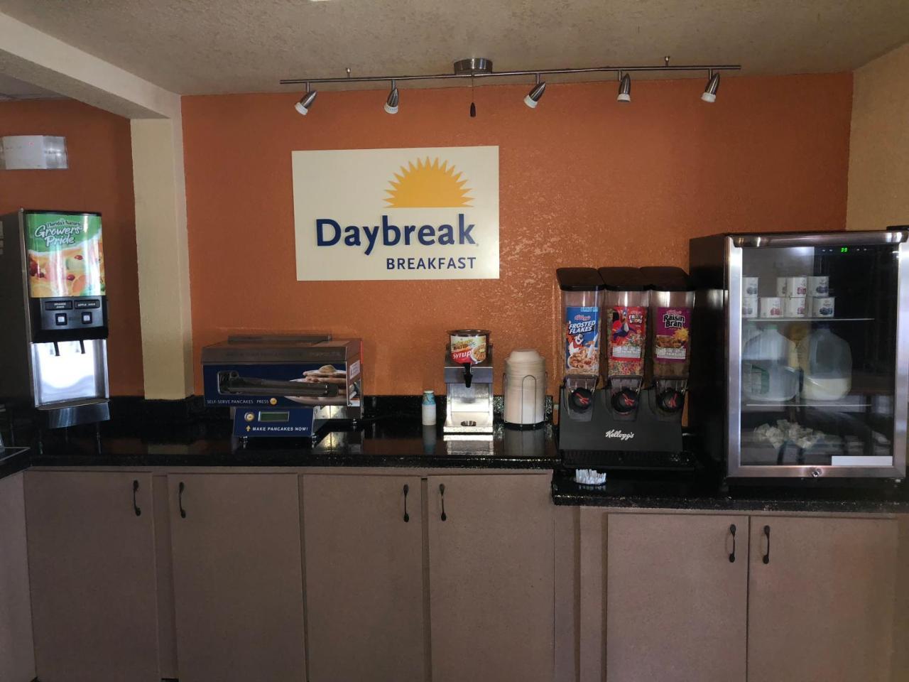 Days Inn & Suites By Wyndham Stevens Point Dış mekan fotoğraf