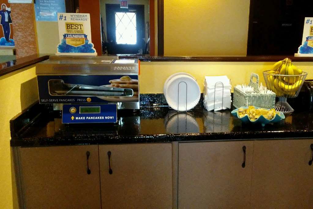 Days Inn & Suites By Wyndham Stevens Point Restoran fotoğraf